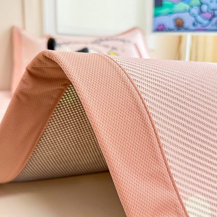 91家纺网 家纺一手货源 找家纺 蓝邻 2025春夏新款正版三丽鸥600D冰藤大版数码印花凉席-场景一 萌萌帕恰狗