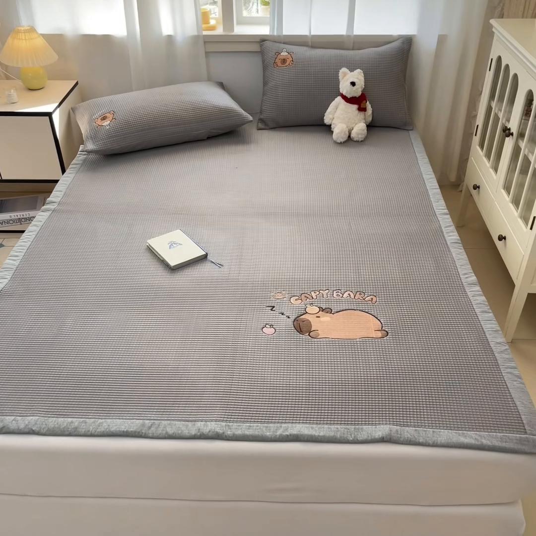 91家纺网 家纺一手货源 找家纺 雅居纺家纺 2025新款A类加厚三明治底华夫格绣花凉感席 床席款-卡皮巴拉