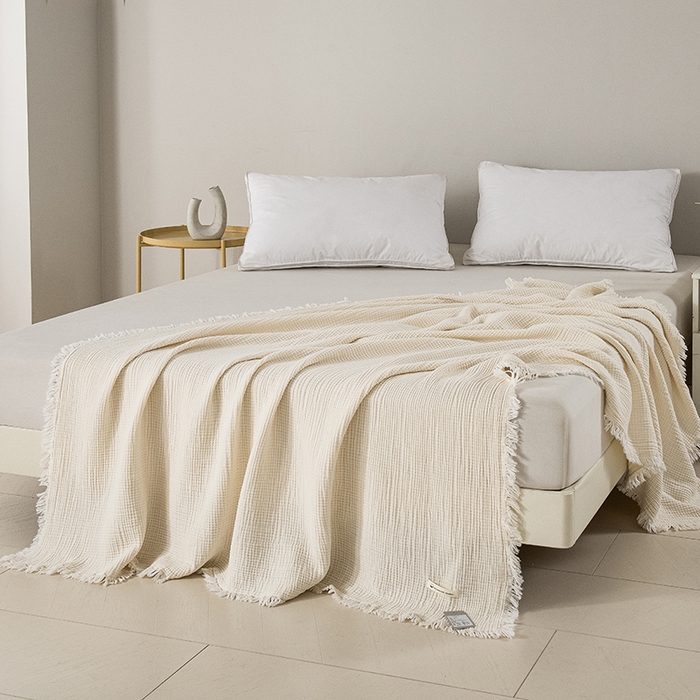 91家纺网 家纺一手货源 找家纺 皇寝世家家居 2025新款A类全棉针织四层纱苏流毯子沙发盖毯 午睡复古毛毯 静谧-奶白