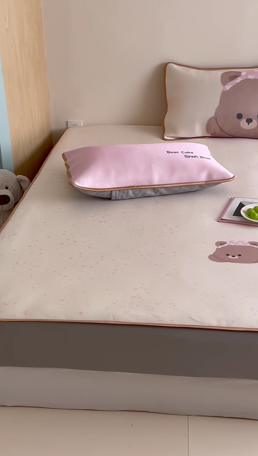 91家纺网 家纺一手货源 找家纺 如一2025A类ins大版数码卡通印花冰丝凉感席 粉粉熊-床笠-床笠