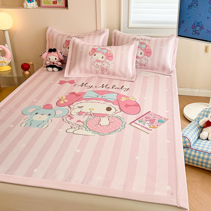 91家纺网 家纺一手货源 找家纺 蓝邻 2025春夏新款正版三丽鸥600D冰藤大版数码印花凉席-场景一 爱心美乐蒂