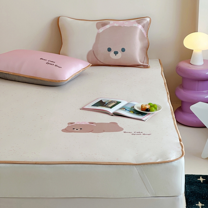 91家纺网 家纺一手货源 找家纺 如一2025A类ins大版数码卡通印花冰丝凉感席 粉粉熊-床笠-床笠