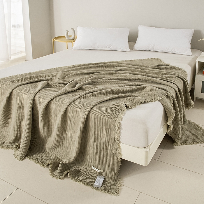 91家纺网 家纺一手货源 找家纺 皇寝世家家居 2025新款A类全棉针织四层纱苏流毯子沙发盖毯 午睡复古毛毯 静谧-梅染