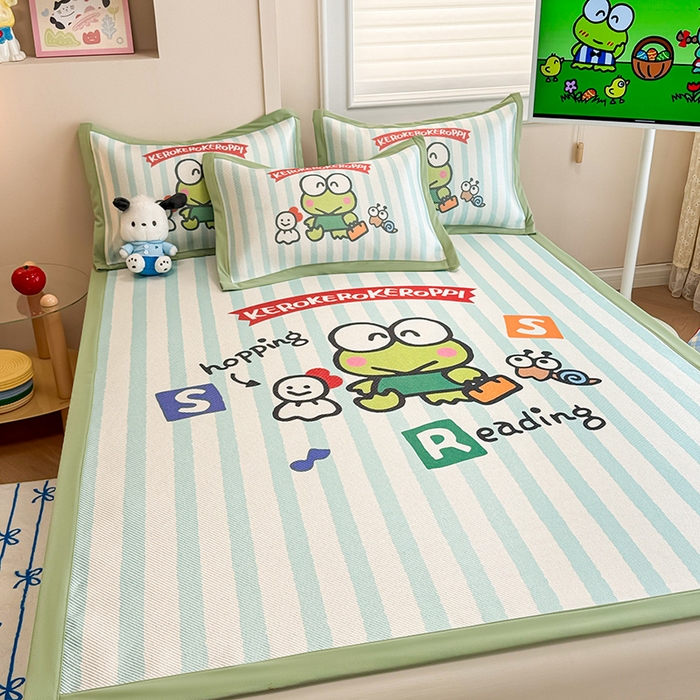 91家纺网 家纺一手货源 找家纺 蓝邻 2025春夏新款正版三丽鸥600D冰藤大版数码印花凉席-场景一 三眼蛙