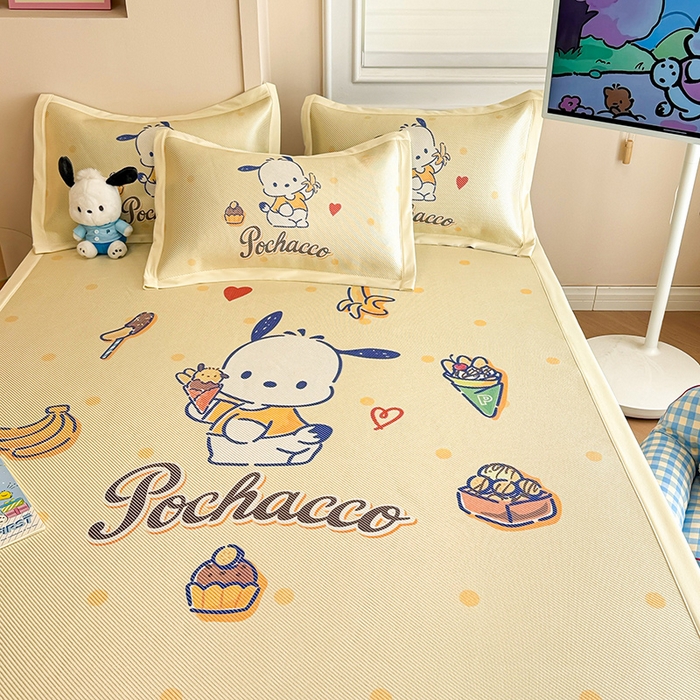 91家纺网 家纺一手货源 找家纺 蓝邻 2025春夏新款正版三丽鸥600D冰藤大版数码印花凉席-场景一 甜品帕恰狗