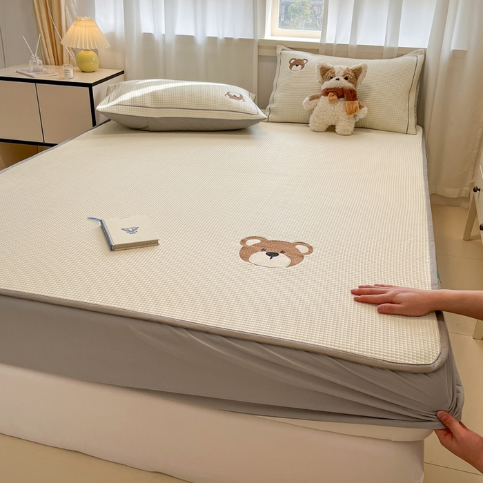 91家纺网 家纺一手货源 找家纺 雅居纺家纺 2025新款A类加厚三明治底华夫格绣花凉感席 床笠款-熊出没