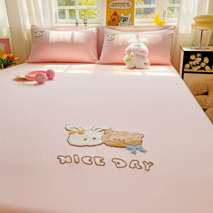 91家纺网 家纺一手货源 找家纺 海岛哥哥 2025春夏新款卡通毛巾绣床笠 兔兔的好朋友