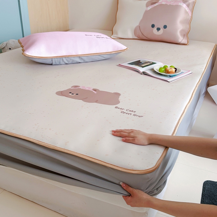 91家纺网 家纺一手货源 找家纺 如一2025A类ins大版数码卡通印花冰丝凉感席 粉粉熊-床笠-床笠