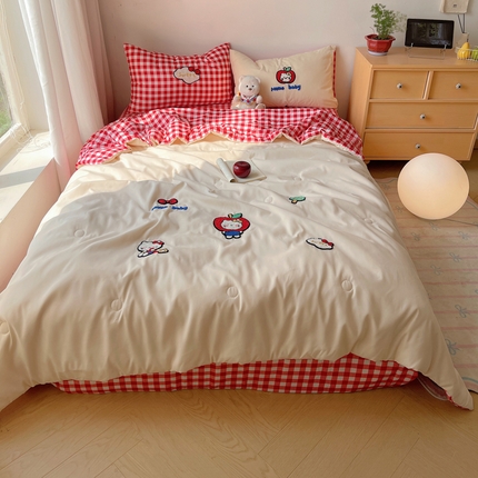 91家纺网 家纺一手货源 找家纺 桃喜 2025新款水洗棉毛巾绣单夏被被子被芯夏被套件（非全棉）系列1 红格子小猫