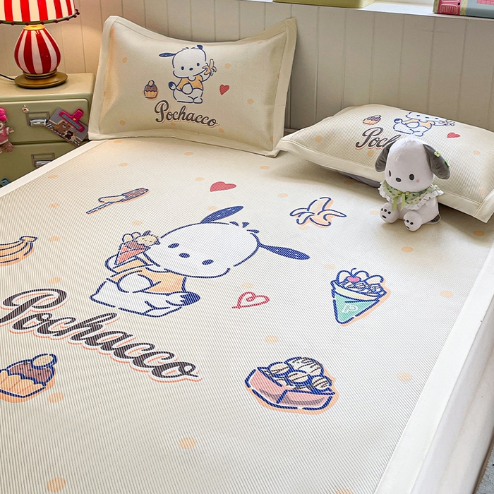 91家纺网 家纺一手货源 找家纺 蓝邻 2025春夏新款正版三丽鸥600D冰藤大版数码印花凉席-场景二 甜品帕恰狗