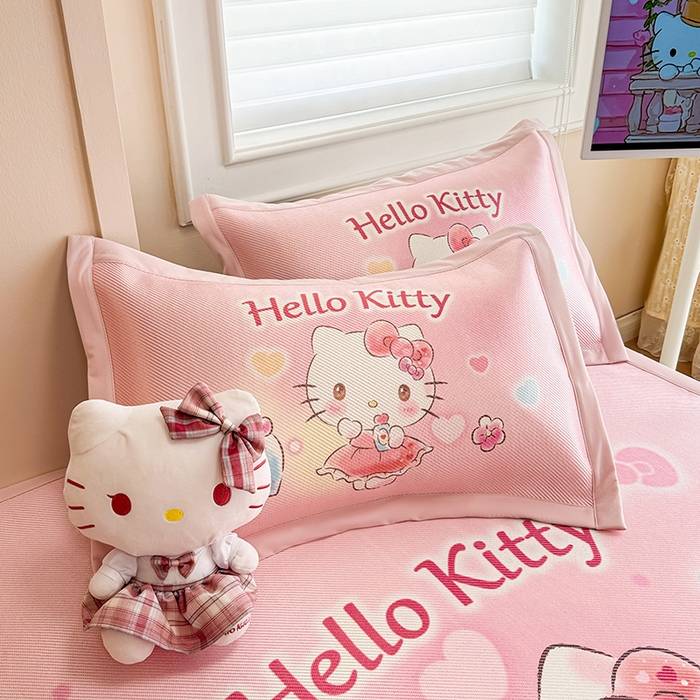 91家纺网 家纺一手货源 找家纺 蓝邻 2025春夏新款正版三丽鸥600D冰藤大版数码印花凉席-场景一 梦幻kitty猫