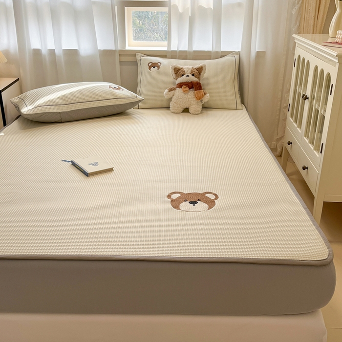 91家纺网 家纺一手货源 找家纺 雅居纺家纺 2025新款A类加厚三明治底华夫格绣花凉感席 床笠款-熊出没