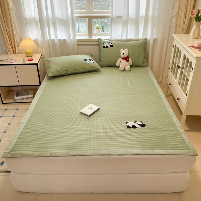 91家纺网 家纺一手货源 找家纺 雅居纺家纺 2025新款A类加厚三明治底华夫格绣花凉感席 床席款-爬爬熊猫