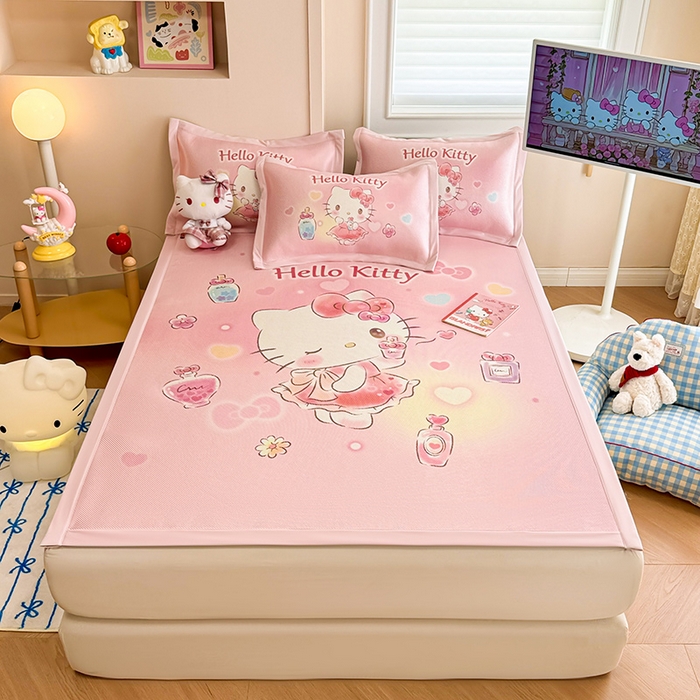 91家纺网 家纺一手货源 找家纺 蓝邻 2025春夏新款正版三丽鸥600D冰藤大版数码印花凉席-场景一 梦幻kitty猫