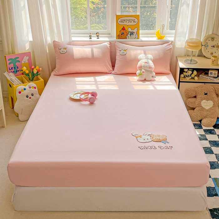 91家纺网 家纺一手货源 找家纺 海岛哥哥 2025春夏新款卡通毛巾绣床笠 兔兔的好朋友