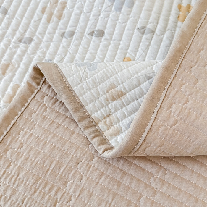 91家纺网 家纺一手货源 找家纺 橘夏家纺2025爆款棉感珍珠绸印花床盖三件套 朵朵花林--奶咖