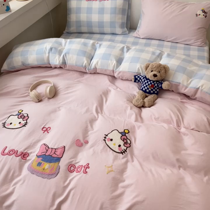 91家纺网 家纺一手货源 找家纺 雨帆  2025新款卡通水洗棉毛巾绣四件套 粉+蓝大格