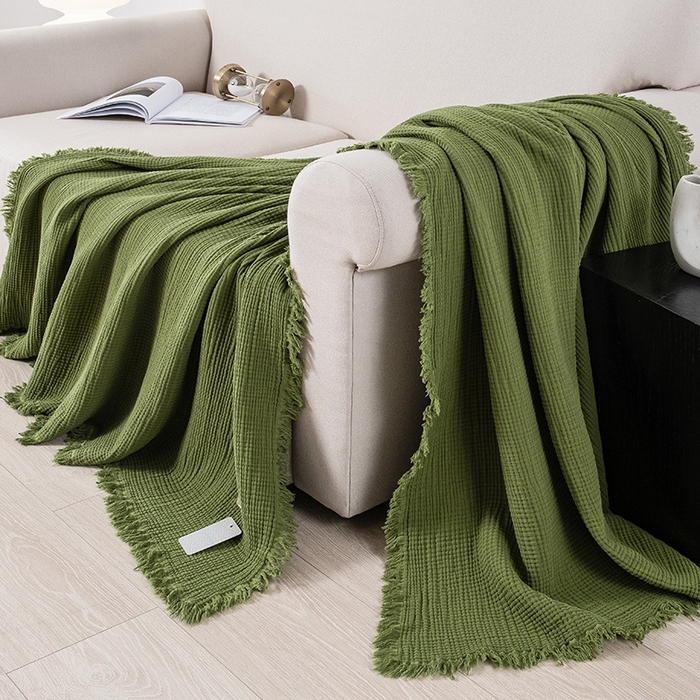 91家纺网 家纺一手货源 找家纺 皇寝世家家居 2025新款A类全棉针织四层纱苏流毯子沙发盖毯 午睡复古毛毯 静谧-海松色