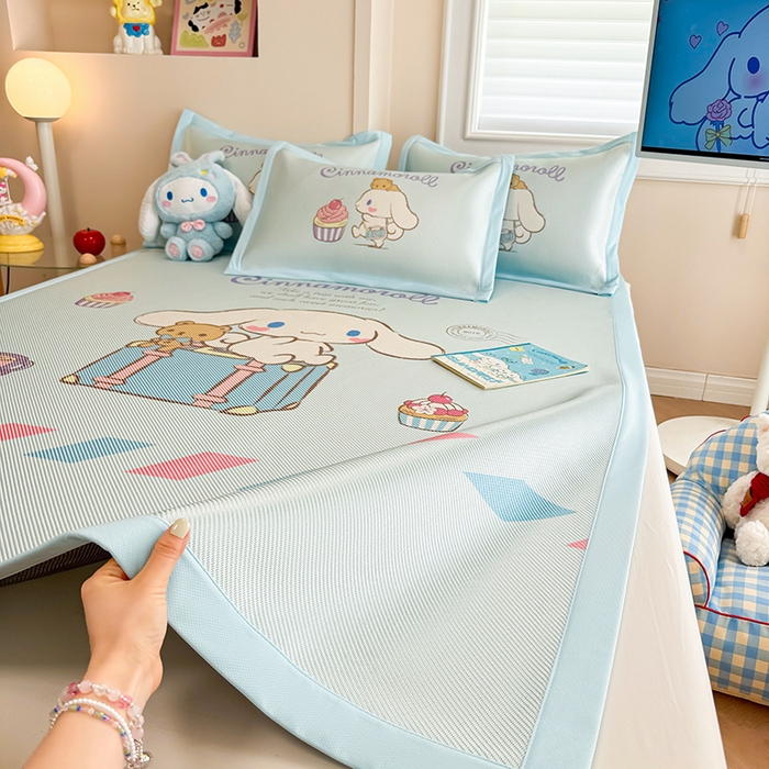 91家纺网 家纺一手货源 找家纺 蓝邻 2025春夏新款正版三丽鸥600D冰藤大版数码印花凉席-场景一 害羞玉桂狗