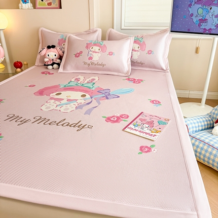 91家纺网 家纺一手货源 找家纺 蓝邻 2025春夏新款正版三丽鸥600D冰藤大版数码印花凉席-场景一 魔法美乐蒂