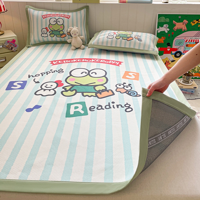 91家纺网 家纺一手货源 找家纺 蓝邻 2025春夏新款正版三丽鸥600D冰藤大版数码印花凉席-场景二 三眼蛙