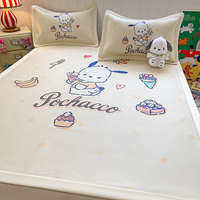 91家纺网 家纺一手货源 找家纺 蓝邻 2025春夏新款正版三丽鸥600D冰藤大版数码印花凉席-场景二 甜品帕恰狗