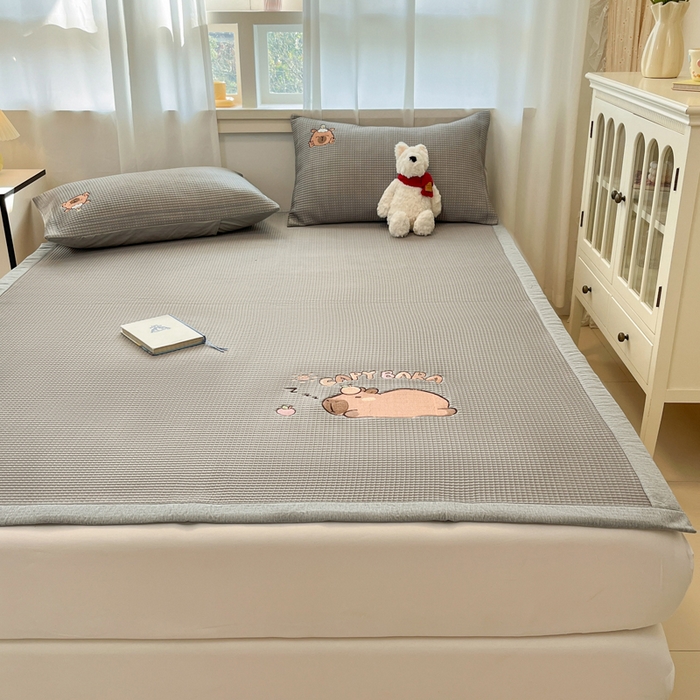 91家纺网 家纺一手货源 找家纺 雅居纺家纺 2025新款A类加厚三明治底华夫格绣花凉感席 床席款-卡皮巴拉