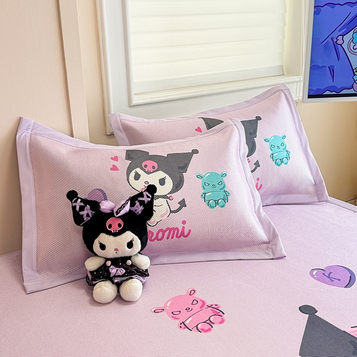 91家纺网 家纺一手货源 找家纺 蓝邻 2025春夏新款正版三丽鸥600D冰藤大版数码印花凉席-场景一 糖果库洛米