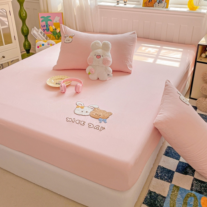 91家纺网 家纺一手货源 找家纺 海岛哥哥 2025春夏新款卡通毛巾绣床笠 兔兔的好朋友