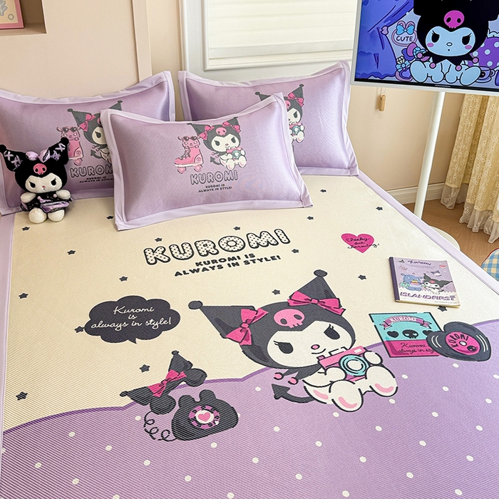 91家纺网 家纺一手货源 找家纺 蓝邻 2025春夏新款正版三丽鸥600D冰藤大版数码印花凉席-场景一 可爱库洛米