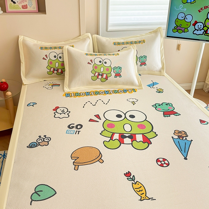 91家纺网 家纺一手货源 找家纺 蓝邻 2025春夏新款正版三丽鸥600D冰藤大版数码印花凉席-场景一 派队三眼蛙