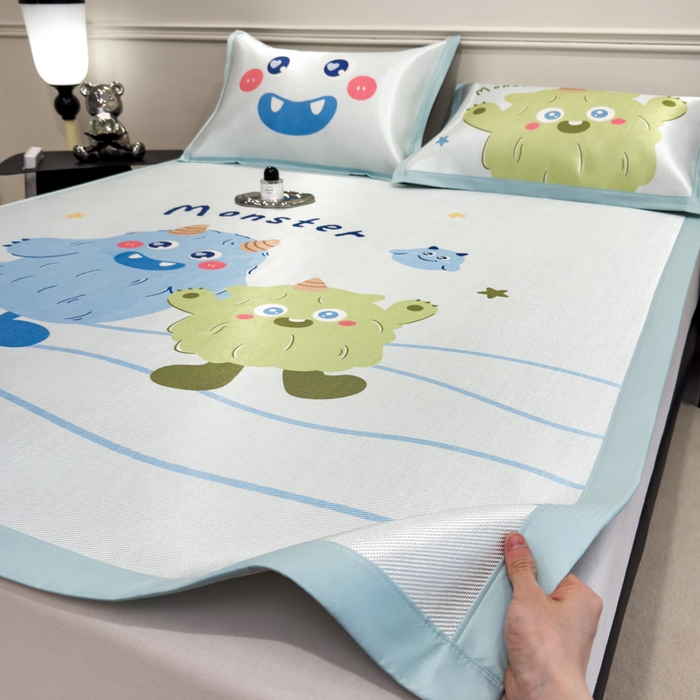 91家纺网 家纺一手货源 找家纺 倾慕  2025新款数码大版时尚卡通风冰藤席 怪兽兄弟