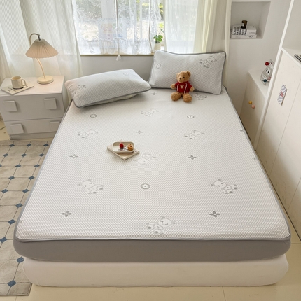 91家纺网 家纺一手货源 找家纺 新印象 2025新款凉感豆豆床笠软席卡布熊-浅灰