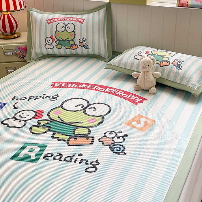 91家纺网 家纺一手货源 找家纺 蓝邻 2025春夏新款正版三丽鸥600D冰藤大版数码印花凉席-场景二 三眼蛙