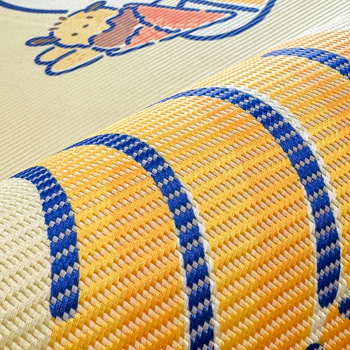 91家纺网 家纺一手货源 找家纺 蓝邻 2025春夏新款正版三丽鸥600D冰藤大版数码印花凉席-场景一 甜品帕恰狗