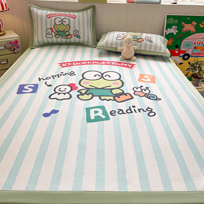 91家纺网 家纺一手货源 找家纺 蓝邻 2025春夏新款正版三丽鸥600D冰藤大版数码印花凉席-场景二 三眼蛙