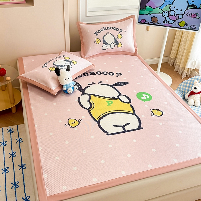 91家纺网 家纺一手货源 找家纺 蓝邻 2025春夏新款正版三丽鸥600D冰藤大版数码印花凉席-场景一 萌萌帕恰狗