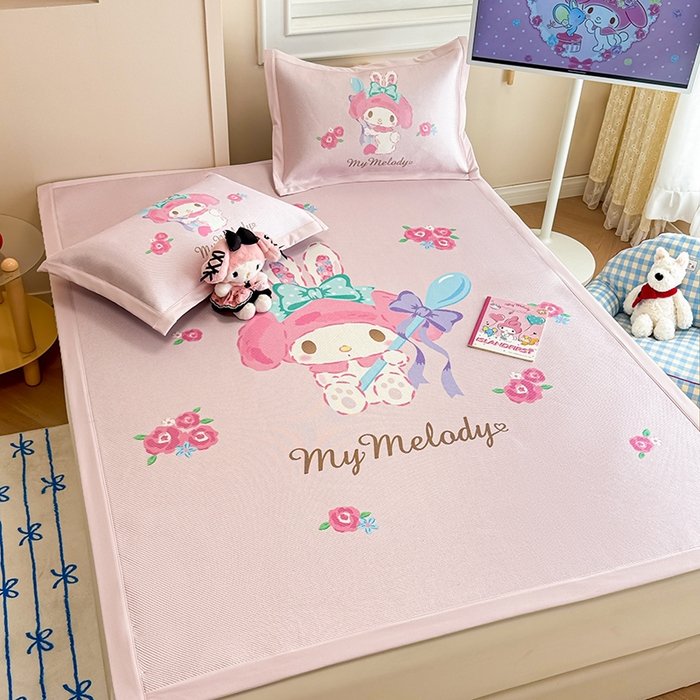 91家纺网 家纺一手货源 找家纺 蓝邻 2025春夏新款正版三丽鸥600D冰藤大版数码印花凉席-场景一 魔法美乐蒂