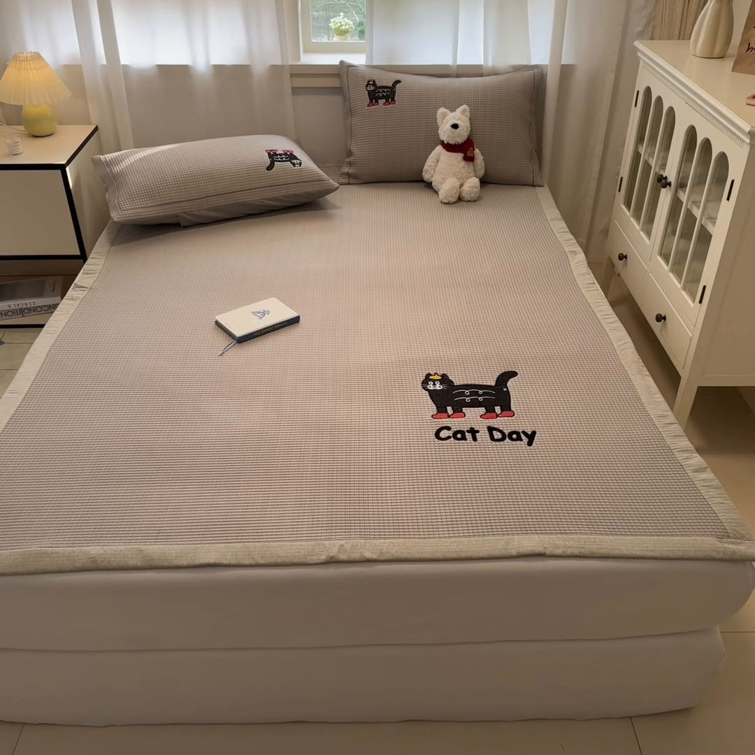 91家纺网 家纺一手货源 找家纺 雅居纺家纺 2025新款A类加厚三明治底华夫格绣花凉感席 床席款-喵喵