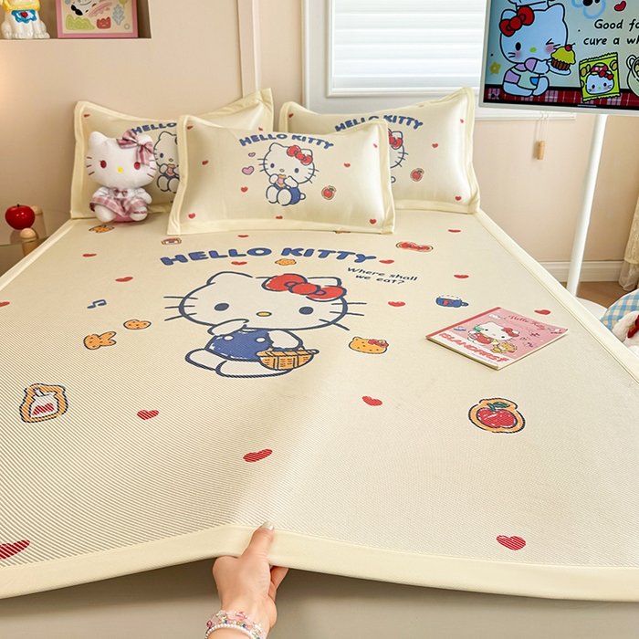 91家纺网 家纺一手货源 找家纺 蓝邻 2025春夏新款正版三丽鸥600D冰藤大版数码印花凉席-场景一 hellokitty