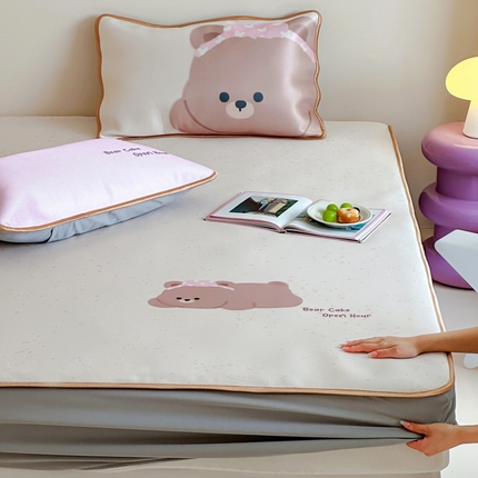 91家纺网 家纺一手货源 找家纺 如一2025A类ins大版数码卡通印花冰丝凉感席 粉粉熊-床笠-床笠