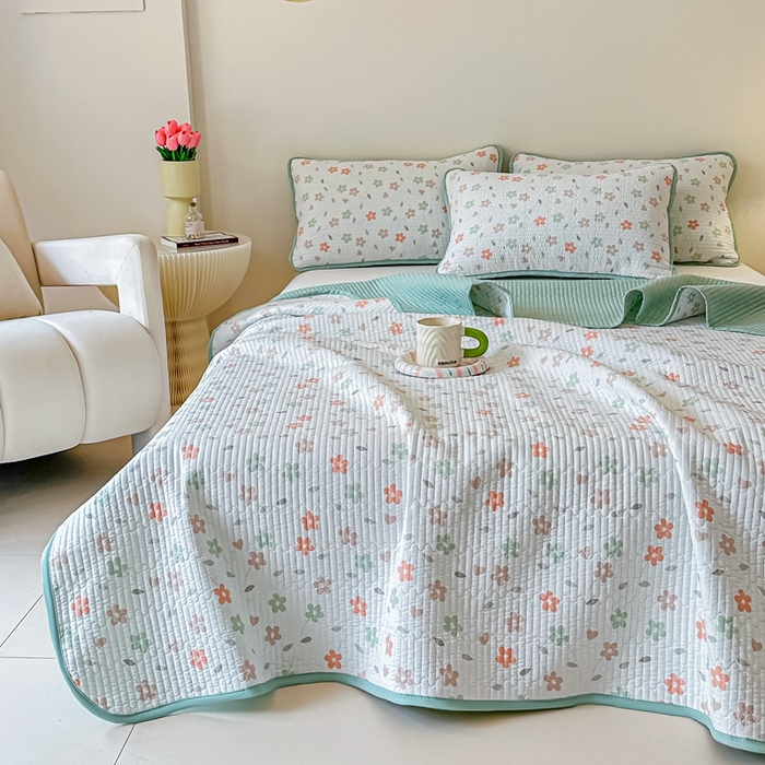 91家纺网 家纺一手货源 找家纺 橘夏家纺2025爆款棉感珍珠绸印花床盖三件套 朵朵花林--仙踪绿