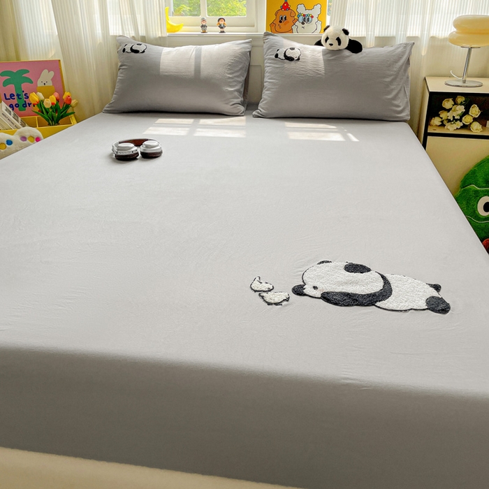 91家纺网 家纺一手货源 找家纺 海岛哥哥 2025春夏新款卡通毛巾绣床笠 顽皮熊猫-灰