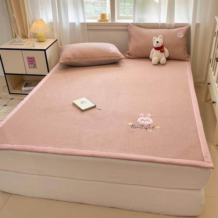 91家纺网 家纺一手货源 找家纺 雅居纺家纺 2025新款A类加厚三明治底华夫格绣花凉感席 床席款-幸福兔