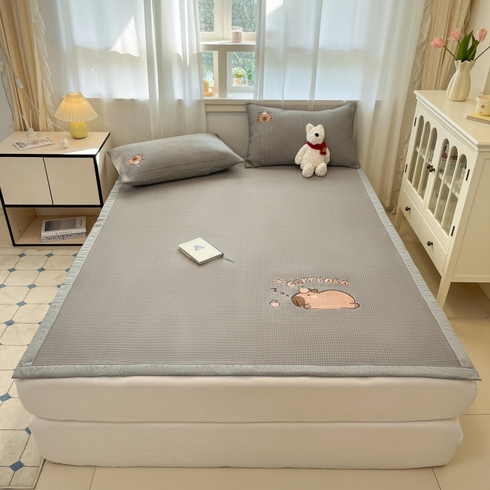 91家纺网 家纺一手货源 找家纺 雅居纺家纺 2025新款A类加厚三明治底华夫格绣花凉感席 床席款-卡皮巴拉