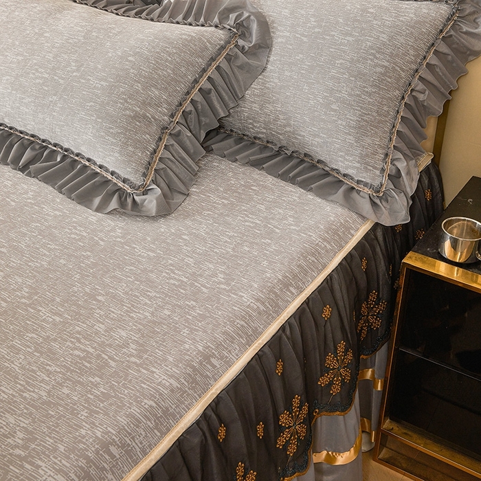 91家纺网 家纺一手货源 找家纺 情恒家纺   2025新款提花PE海洋丝可脱卸床裙席三件套 迷雾森林 星灰