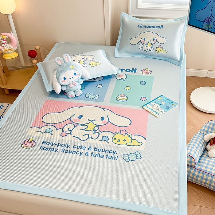 91家纺网 家纺一手货源 找家纺 蓝邻 2025春夏新款正版三丽鸥600D冰藤大版数码印花凉席-场景一 淘气大耳狗