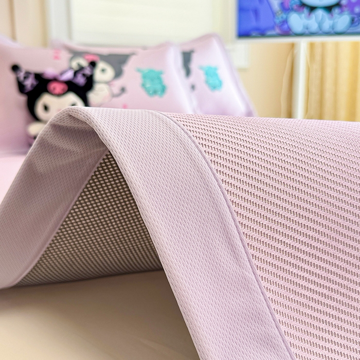 91家纺网 家纺一手货源 找家纺 蓝邻 2025春夏新款正版三丽鸥600D冰藤大版数码印花凉席-场景一 糖果库洛米