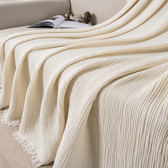 91家纺网 家纺一手货源 找家纺 皇寝世家家居 2025新款A类全棉针织四层纱苏流毯子沙发盖毯 午睡复古毛毯 静谧-奶白