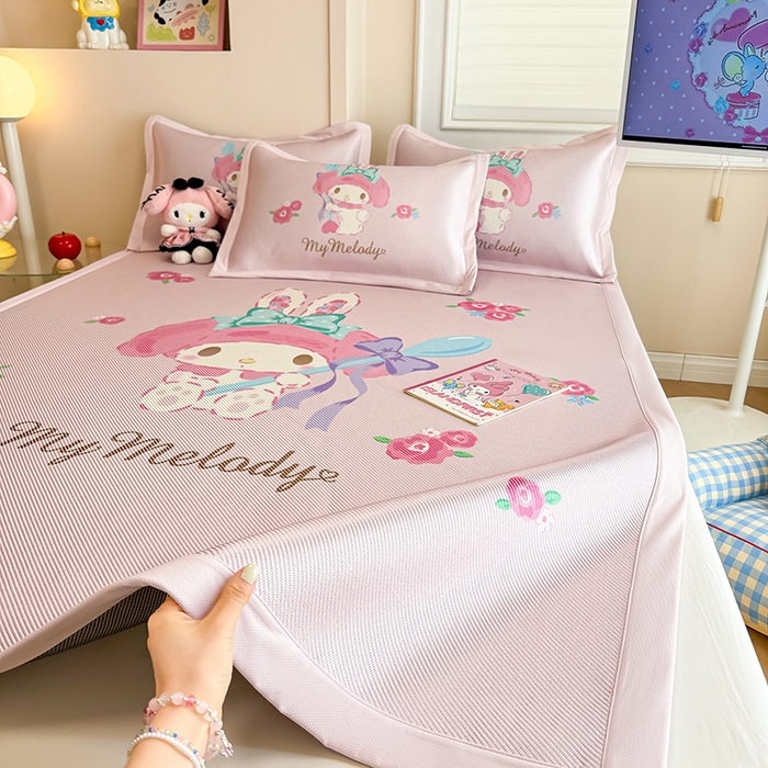 91家纺网 家纺一手货源 找家纺 蓝邻 2025春夏新款正版三丽鸥600D冰藤大版数码印花凉席-场景一 魔法美乐蒂